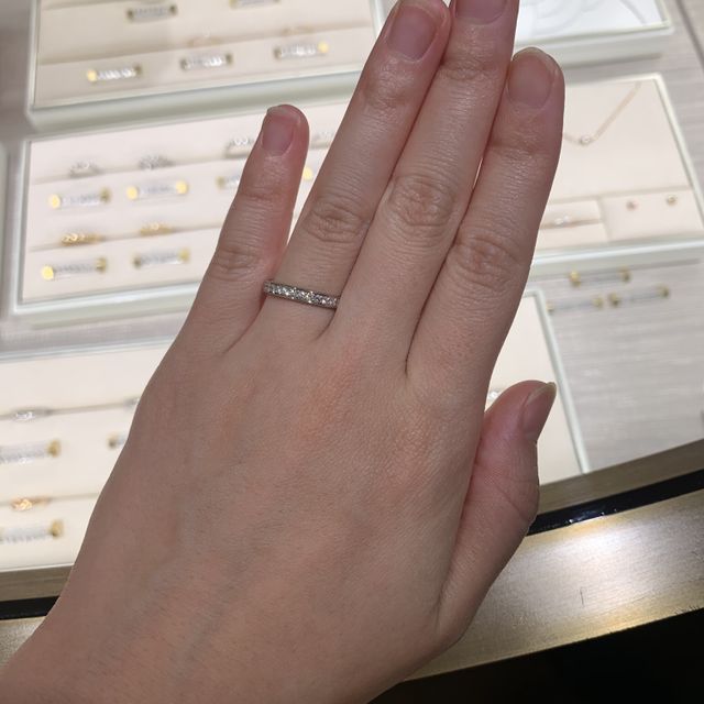 【カルティエ(Cartier)の口コミ】 少し太めのタイプなので、ダイヤがとてもキラキラ輝いて存在感のある指輪…