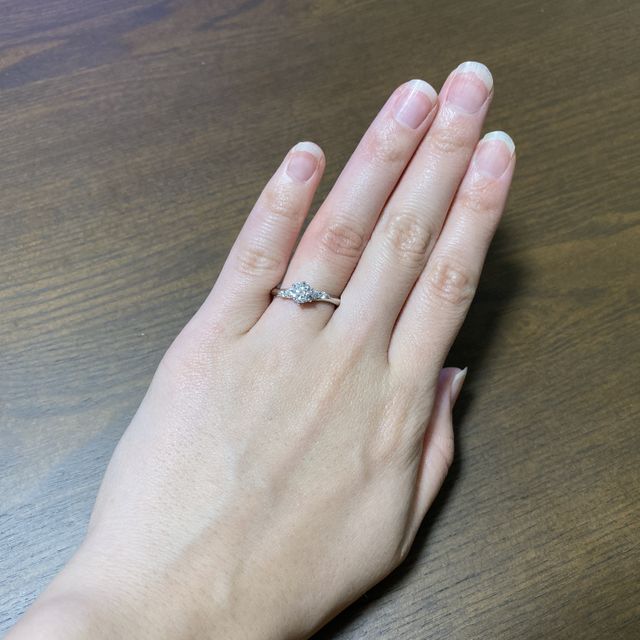 【銀座ダイヤモンドシライシの口コミ】 プロポーズリングを彼が買ってくれて、ダイヤの石は購入済ですがあとでデ…