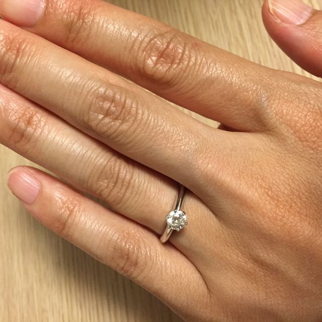 【ティファニー(Tiffany & Co.)の口コミ】 THE婚約指輪！というたてづめダイアモンドのデザインが、やはり何より決め…