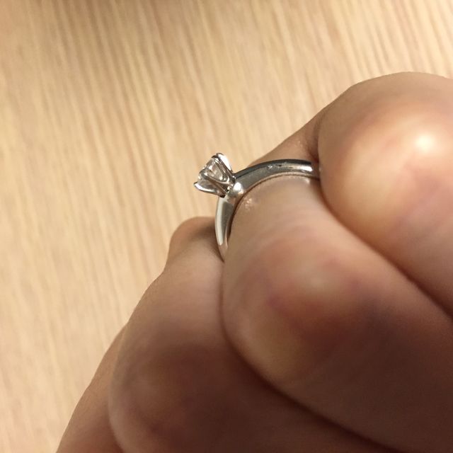 【ティファニー(Tiffany & Co.)の口コミ】 THE婚約指輪！というたてづめダイアモンドのデザインが、やはり何より決め…