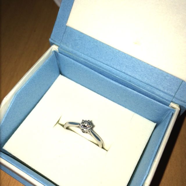 【銀座ダイヤモンドシライシの口コミ】 やはり一粒ダイヤに憧れを持っていましたのでこのデザインに惹かれました…