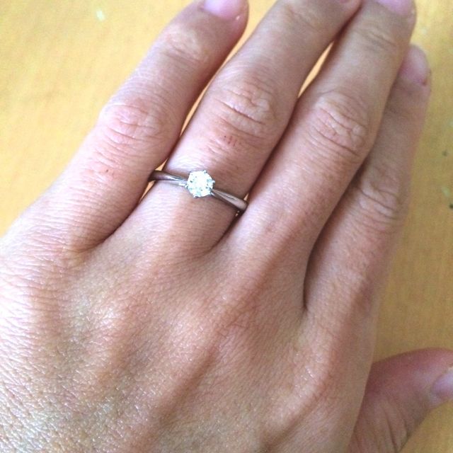 【銀座ダイヤモンドシライシの口コミ】 やはり一粒ダイヤに憧れを持っていましたのでこのデザインに惹かれました…