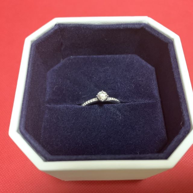 【4℃ BRIDAL(ヨンドシーブライダル)の口コミ】 デザインと直感で決めました。何店舗も見て回り、良い指輪が何個かあった…