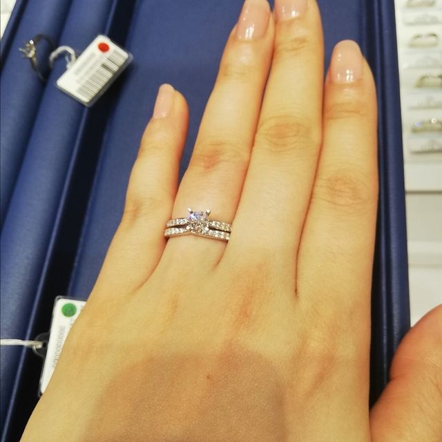 【銀座ダイヤモンドシライシの口コミ】 婚約指輪に関して、種類豊富にデザインが取り揃えられているので、好みの…