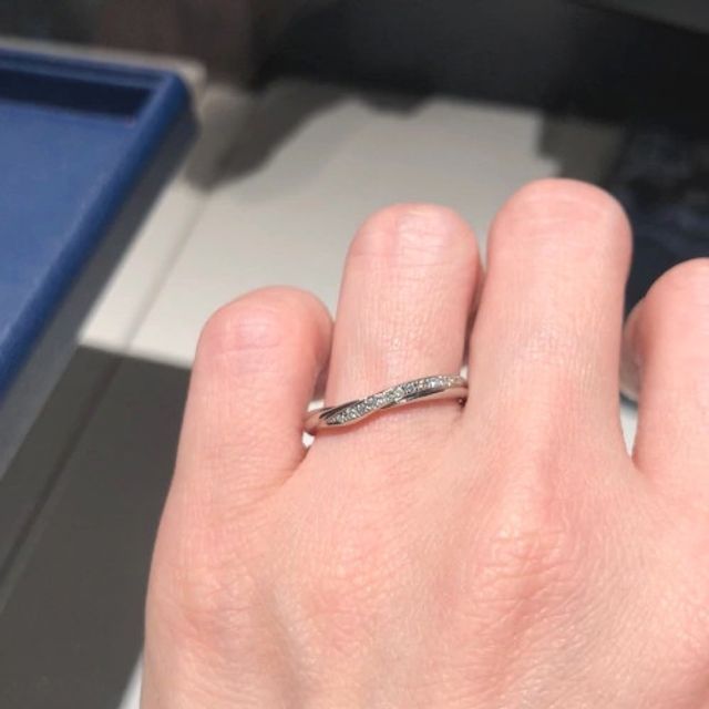 【銀座ダイヤモンドシライシの口コミ】 ウェーブラインが綺麗で個性的なデザインのリングです。二本のラインが交…