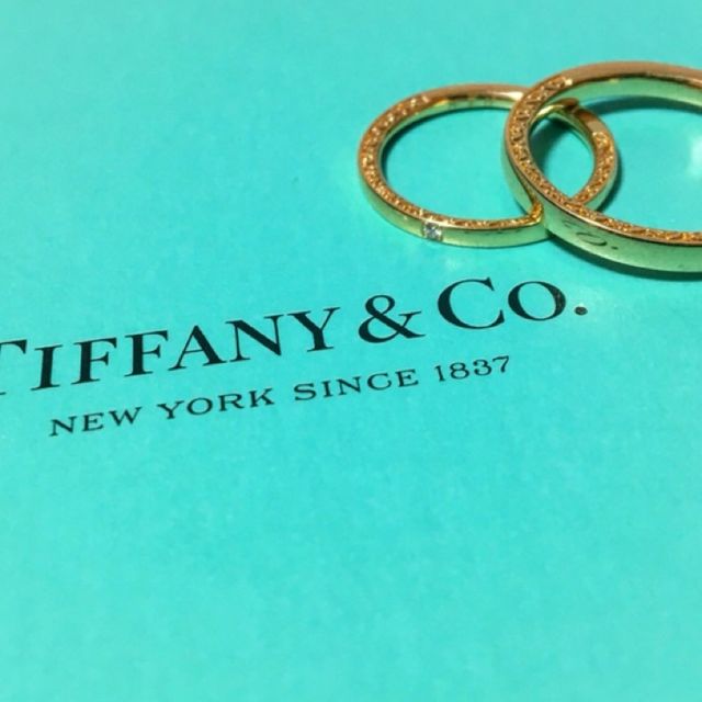 【LUCIE(ルシエ)の口コミ】 両側に彫りがあるので見る角度によって印象が変わり、かつシンプルなデザ…