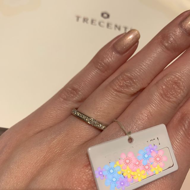 【TRECENTI(トレセンテ)の口コミ】 ハーフエタニティで、ダイヤモンドは真ん中の一粒が大きくなっています。
…