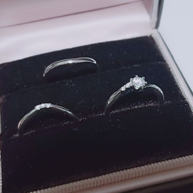 【アイプリモ(I-PRIMO)の口コミ】 婚約指輪は、ダイヤを挟んで左右でデザインが違うものを選びました。上下…