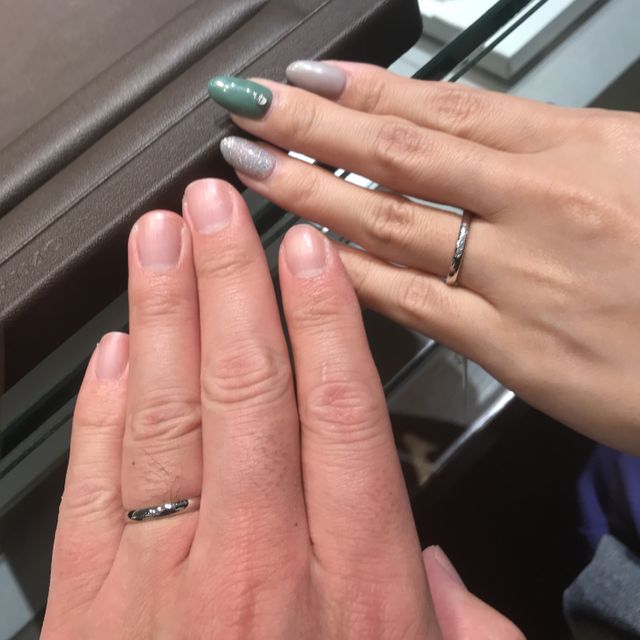 【アイプリモ(I-PRIMO)の口コミ】 シンプルなデザインでありながら、彼女の方は石がまとまって配置されてい…