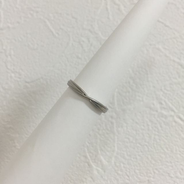 【カオキ　ダイヤモンド専門卸直営店の口コミ】 婚約指輪と一緒につけても違和感なくフィットし、かつ単独でつけても見栄…