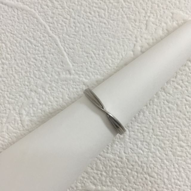 【カオキ　ダイヤモンド専門卸直営店の口コミ】 婚約指輪と一緒につけても違和感なくフィットし、かつ単独でつけても見栄…