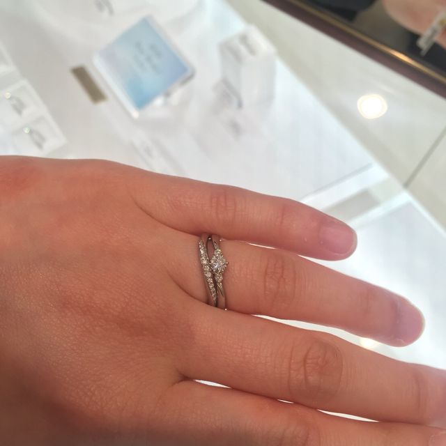 【4℃ BRIDAL(ヨンドシーブライダル)の口コミ】 デザインは、とてもキレイな感じで、目立ちすぎず、凛とした感じでした。…