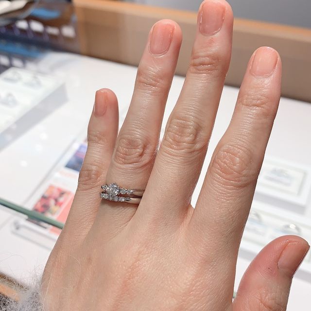 【エクセルコダイヤモンド(EXELCO DIAMOND)の口コミ】 指輪のデザインとても気に入って購入しました。ダイアモンドの下のイエロ…