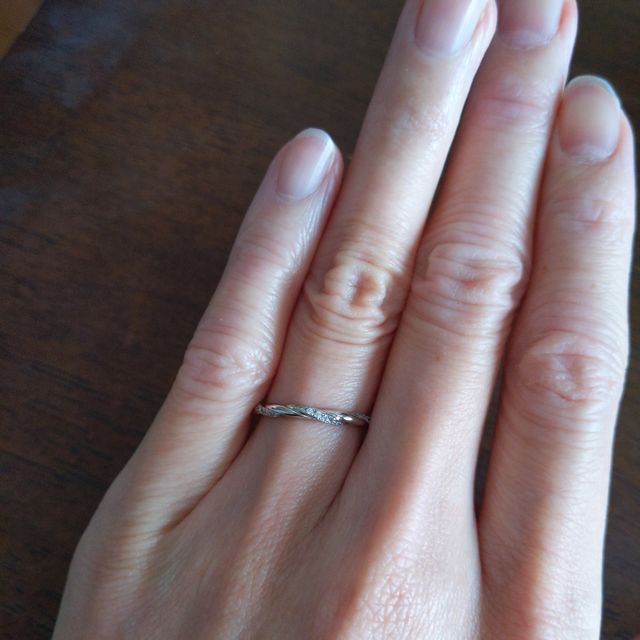 【銀座ダイヤモンドシライシの口コミ】 ダイヤモンドが入っている指輪が良いと考えてましたが、指輪を一目見て気…