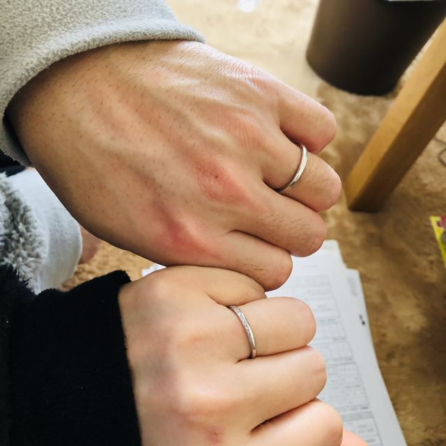 【銀座ダイヤモンドシライシの口コミ】 
結婚指輪のデザインが婚約指輪と重なったときに素敵だなぁと思ったのと、…