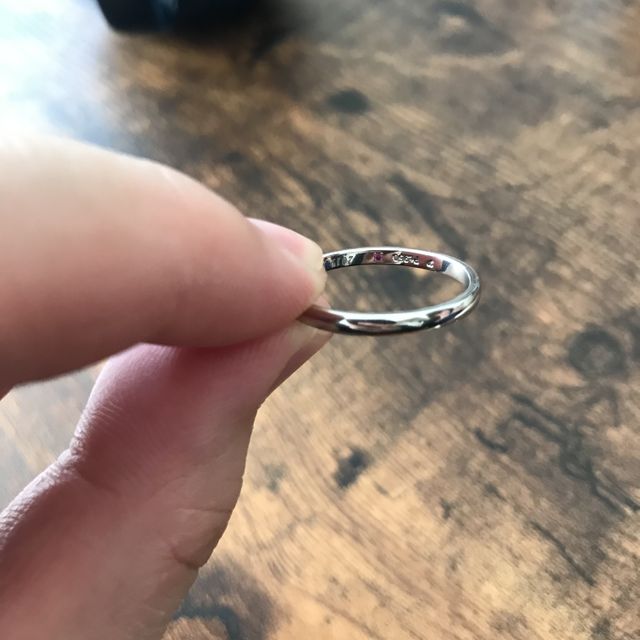 【アイプリモ(I-PRIMO)の口コミ】 2本のラインが入っており、矢をイメージしているだとか。
新郎新婦の指輪…