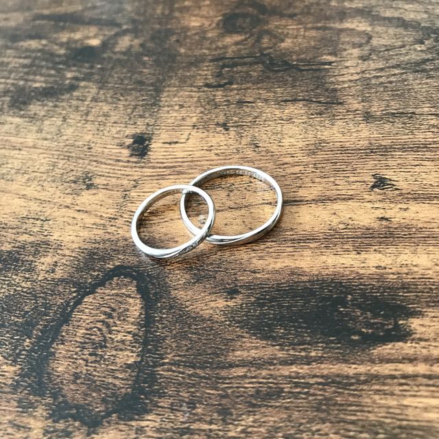【アイプリモ(I-PRIMO)の口コミ】 2本のラインが入っており、矢をイメージしているだとか。
新郎新婦の指輪…