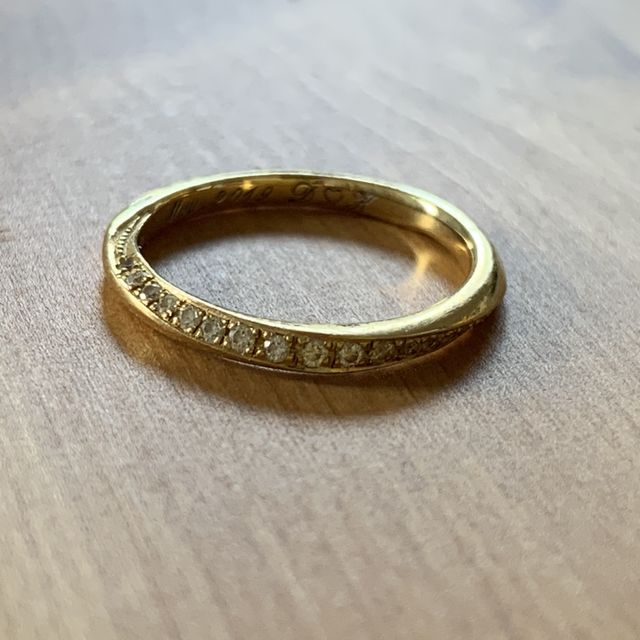 【銀座ダイヤモンドシライシの口コミ】 値段が他ブランドよりも安く、決めました。
シンプルかつダイアモンドが多…