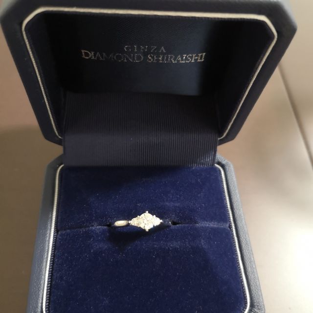 【銀座ダイヤモンドシライシの口コミ】 真ん中にメインのダイヤモンドがあり、その左右に小さなダイヤモンドがつ…