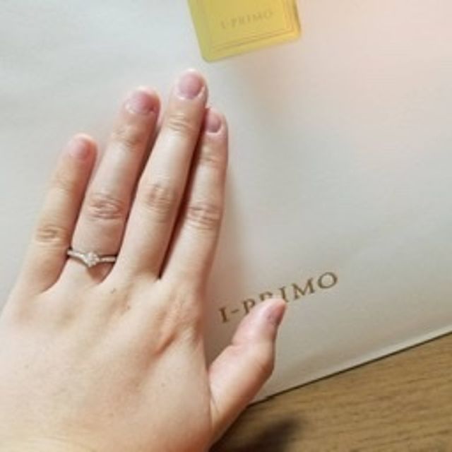 【アイプリモ(I-PRIMO)の口コミ】 デザインに一目惚れした。彼女の手に一番合っていたのが、一番の決めて。…