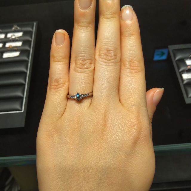 【エクセルコダイヤモンド(EXELCO DIAMOND)の口コミ】 デザインは、センターにダイヤ2つ、メレダイヤは、両側に2つずつのものに…