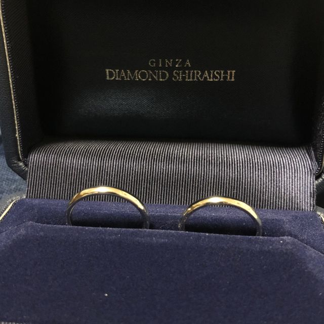 【銀座ダイヤモンドシライシの口コミ】 二人とも指につけた時に馴染がよくシンプルなデザインのものが欲しいと思…