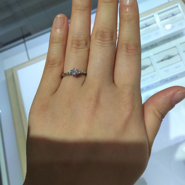 【canal4℃(カナルヨンドシー)の口コミ】 メレダイヤ付きのデザインで、とても可愛いです。センターのダイヤモンド…
