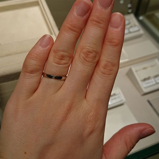 【ギンザタナカブライダル(GINZA TANAKA BRIDAL)の口コミ】 HPで始めから一番気になっていた指輪でした。甲丸すぎず、縦に2石ダイヤが…