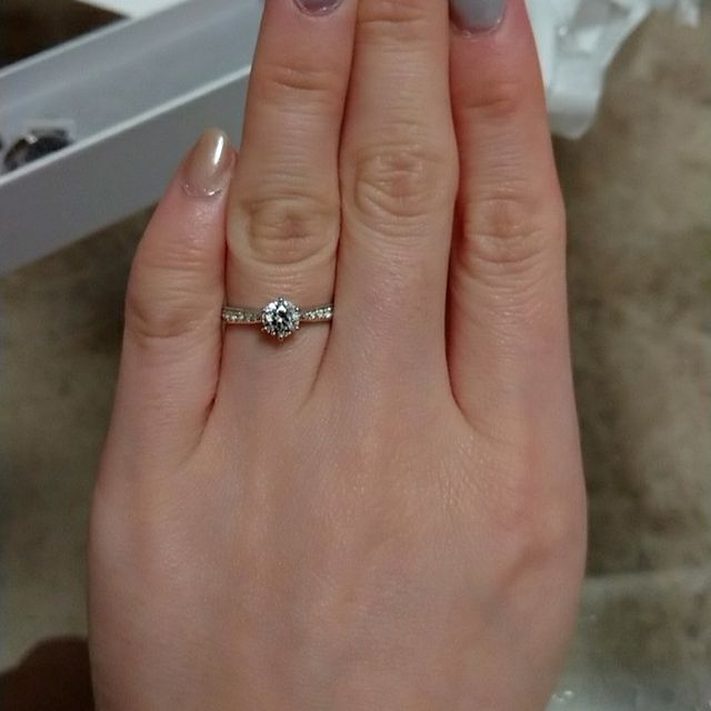 【BRILLIANCE+(ブリリアンスプラス)の口コミ】 メレが沢山ついたゴージャスなデザインです。先に向かって細くなっている…