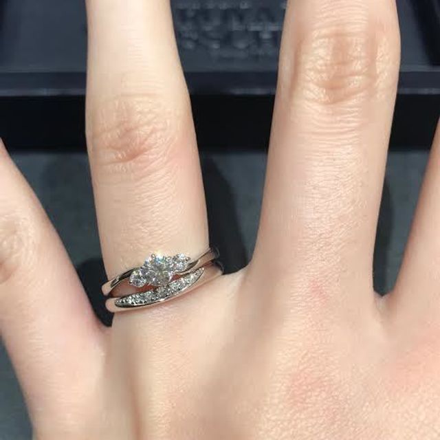 【ROYAL ASSCHER(ロイヤル・アッシャー)の口コミ】 デザイン：ウェーブのセットリングを探していましたが、エンゲージ・マリ…