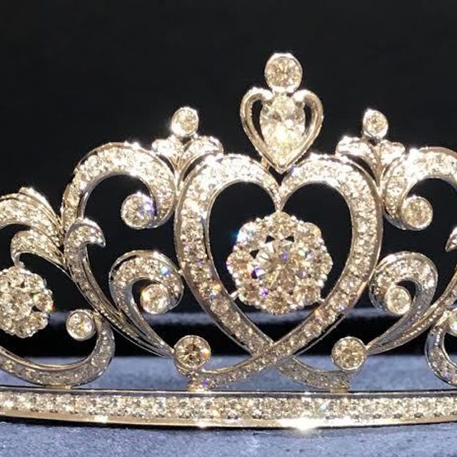 【ROYAL ASSCHER(ロイヤル・アッシャー)の口コミ】 デザイン：ウェーブのセットリングを探していましたが、エンゲージ・マリ…