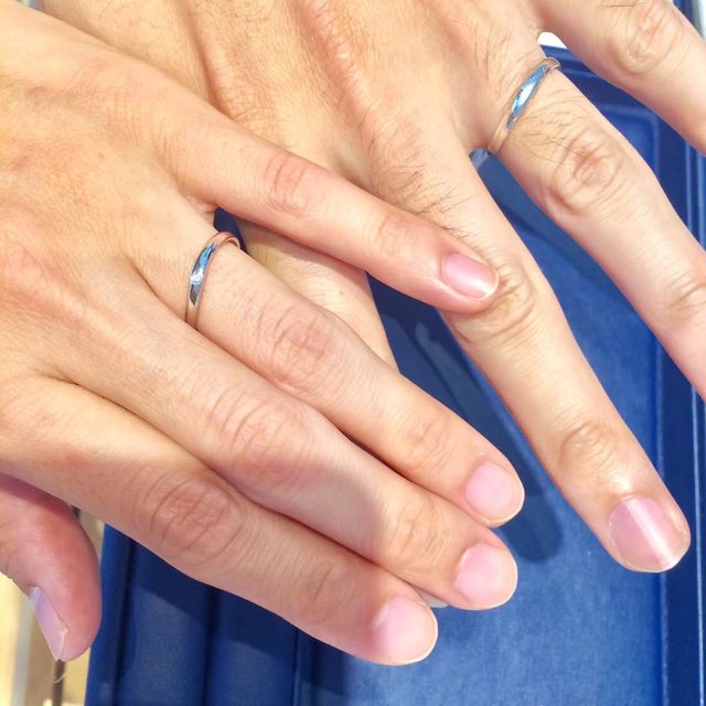 【銀座ダイヤモンドシライシの口コミ】 女性用にダイヤが一つついていて、シンプルです。
少しだけひねりがあって…