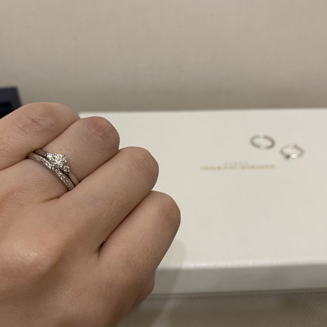 【銀座ダイヤモンドシライシの口コミ】 エンゲージは、メインのダイヤが引き立つようにサイドに一粒ずつダイヤが…