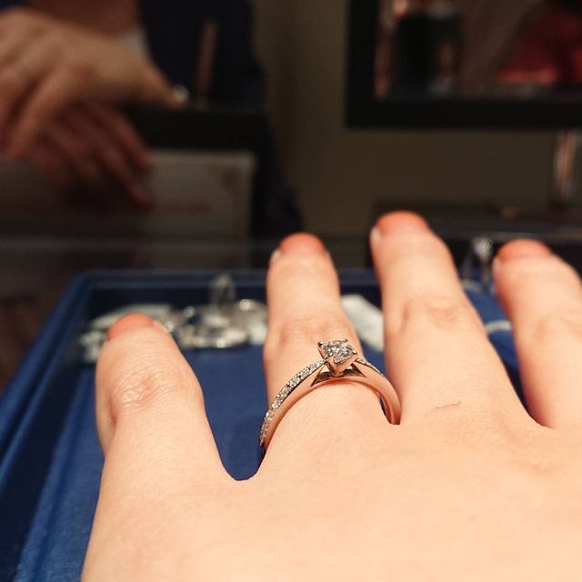 【銀座ダイヤモンドシライシの口コミ】 細身タイプでセンターダイヤモンドに向かって細くなっていくデザインが気…