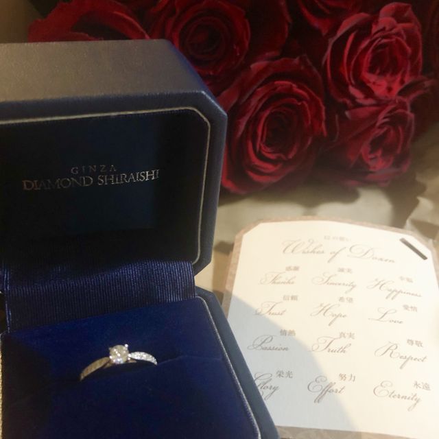 【銀座ダイヤモンドシライシの口コミ】 細身タイプでセンターダイヤモンドに向かって細くなっていくデザインが気…