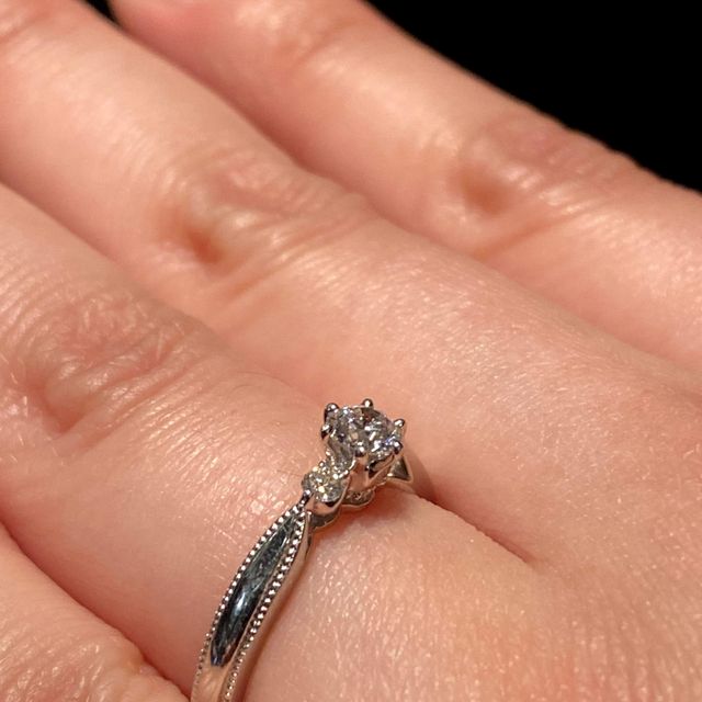 【エクセルコダイヤモンド(EXELCO DIAMOND)の口コミ】 はじめはせっかくなので婚約指輪らしい一粒のデザインにするつもりでした…