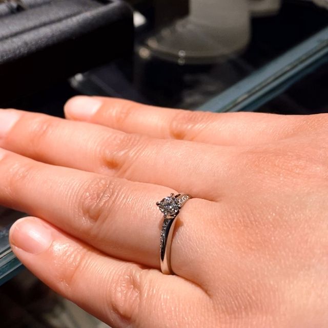 【エクセルコダイヤモンド(EXELCO DIAMOND)の口コミ】 エクセルコではメレ付のデザインが可愛かったのでそちらをメインに探して…