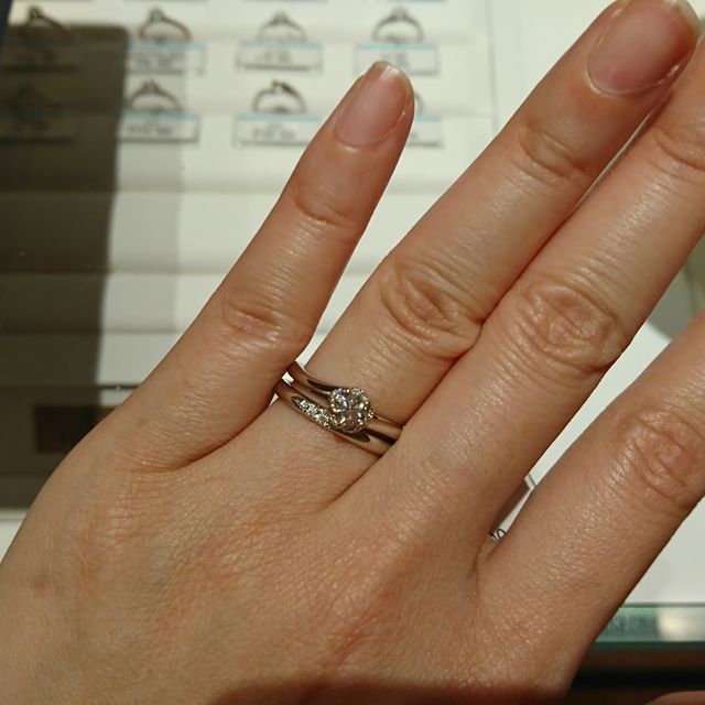 【銀座ダイヤモンドシライシの口コミ】 ダイヤがついているものが自分の中で必須でした。こちらの指輪はダイヤの…