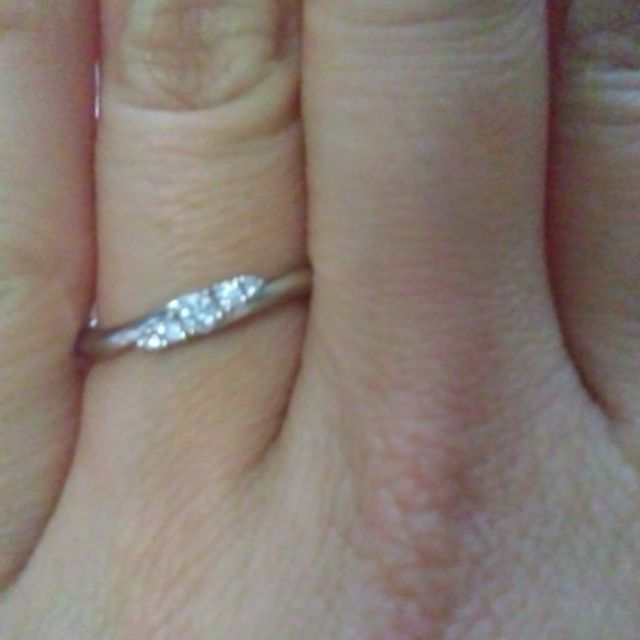 【STAR JEWELRY(スタージュエリー)の口コミ】 ウェイブタイプのデザインがほしく選んでいました。またダイヤが主張しす…