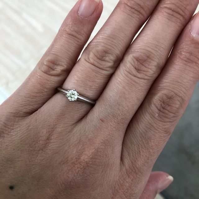 【ティファニー(Tiffany & Co.)の口コミ】 縦爪の婚約指輪の始まりがティファニーからだと聞いて、素敵だなと思い婚…