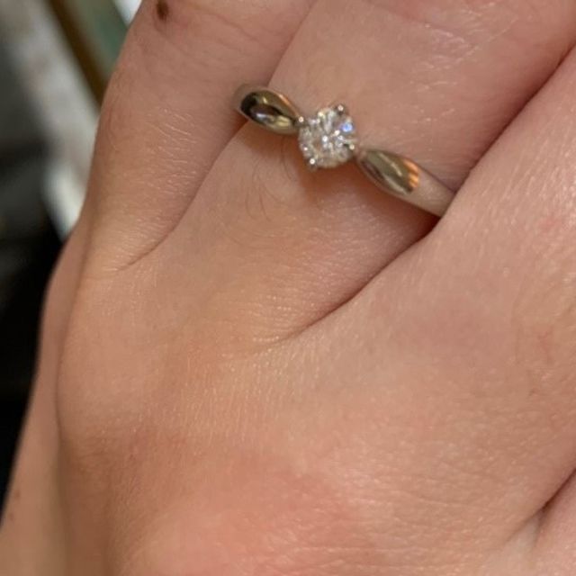 【カルティエ(Cartier)の口コミ】 ダイヤは丸いデザインで、4本の支えがあります。リングの部分がダイヤの横…