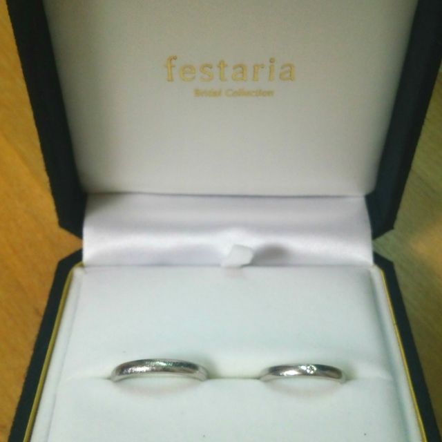 【festaria bijou SOPHIA(フェスタリア ビジュソフィア)の口コミ】 シンプルで飽きのこないデザイン、そしてリングの厚さがなく丸みを帯びた…