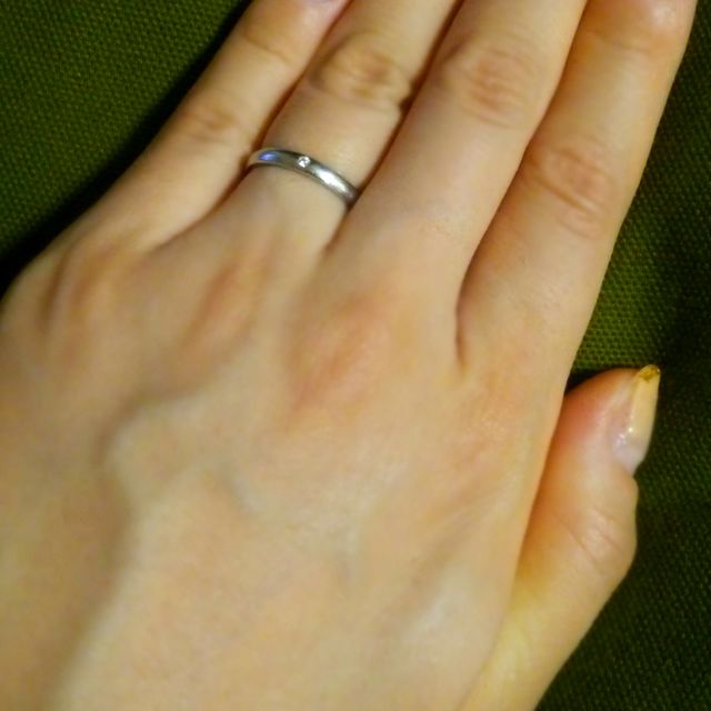 【festaria bijou SOPHIA(フェスタリア ビジュソフィア)の口コミ】 シンプルで飽きのこないデザイン、そしてリングの厚さがなく丸みを帯びた…