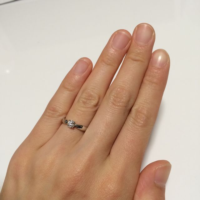 【ティファニー(Tiffany & Co.)の口コミ】 ダイヤが周りから包まれているデザインなので、引っかかる心配がないです…