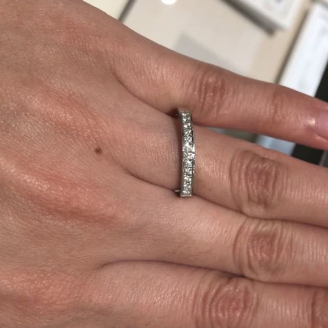 【N.Y.NIWAKA(ニューヨークニワカ)の口コミ】 ダイヤが付いている部分がシャープなフォルムになっており上品で綺麗だと…