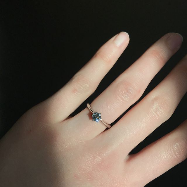 【銀座ダイヤモンドシライシの口コミ】 ダイヤモンドのカットのきれいさ、デザインがシンプルで、台座の作りが華…