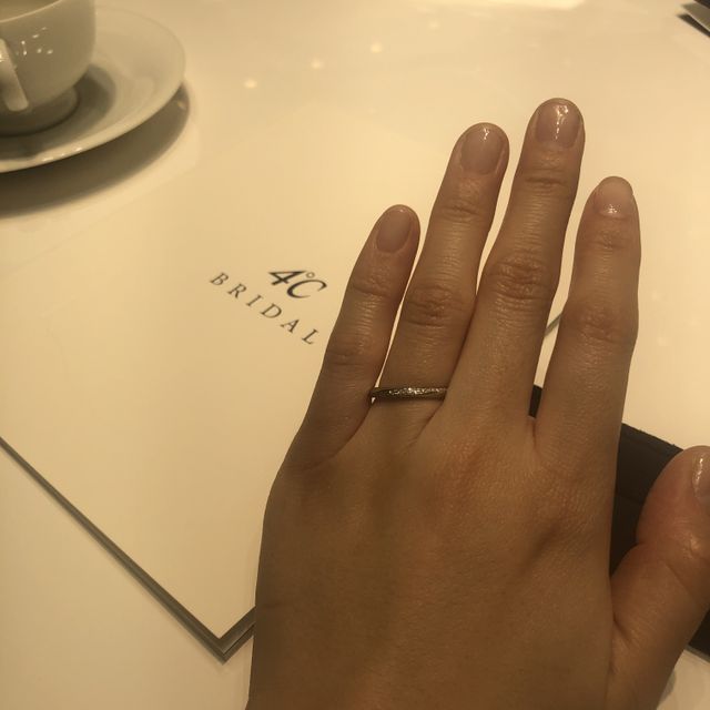 【4℃ BRIDAL(ヨンドシーブライダル)の口コミ】 形はストレートでありながらも、斜めにダイヤモンドが入っている点が気に…