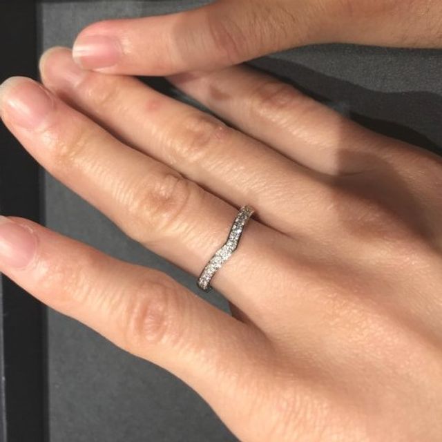 【ROYAL ASSCHER(ロイヤル・アッシャー)の口コミ】 緩やかなＶ字のラインが自分の指にはマッチしたことと、色々なブランドの…