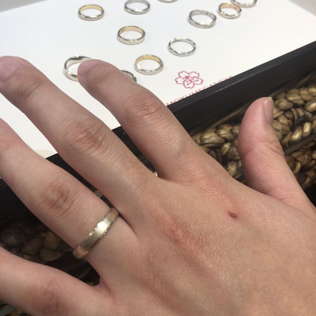 【杢目金屋(もくめがねや)の口コミ】 製造過程で、プラチナを伸ばしては叩いて、何層にもした板を伸ばして指輪…