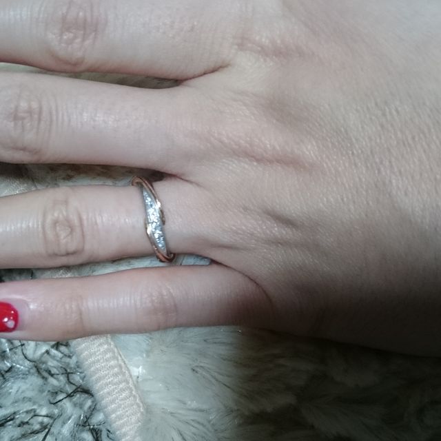 【アイプリモ(I-PRIMO)の口コミ】 婚約指輪とセットではないのですが、一緒にはめれるのが気に入れました。
…